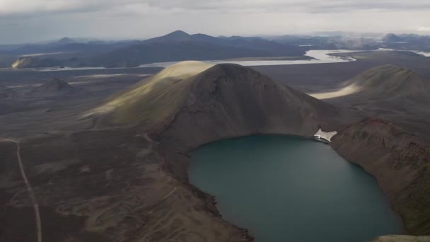 Tiro Ascendente Impulso Lago Cratera Cercado Pela Paisagem Vulcânica Durante — Vídeo de Stock