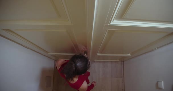 Fille Effrayée Écoute Porte Entrée Maison Seule Vue Haut Bas — Video