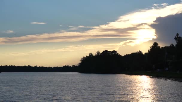 美国新泽西州日落时的平静湖全景和剪影树 — 图库视频影像