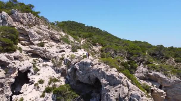 Twee Klimmers Hebben Finish Bereikt Staande Afgrond Kalme Luchtfoto Vlucht — Stockvideo