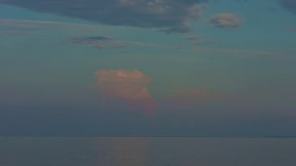 Ruhige Pastellfarbe Wolkenlandschaft Mit Dem Horizont Des Meeres Zeitraffer — Stockvideo