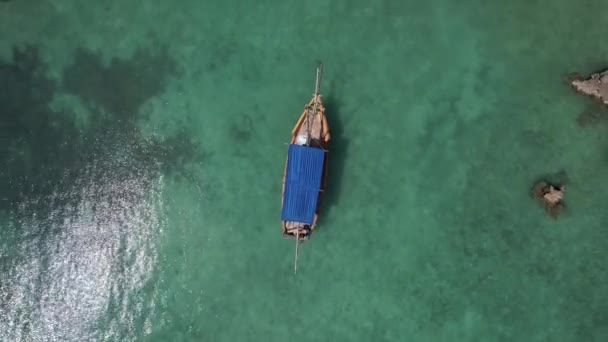 Foco Aéreo Barco Madeira Lagoa Azul Zanzibar — Vídeo de Stock