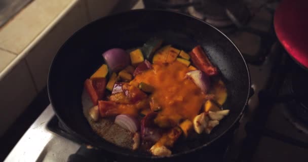 Frittura Cipolla Pomodoro Peperoncino Zapallo Loche Padella Movimento Lento — Video Stock