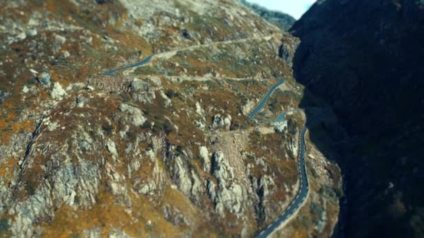 Een Luchtfoto Van Smalle Bergweg Die Door Het Plateau Slingert — Stockvideo