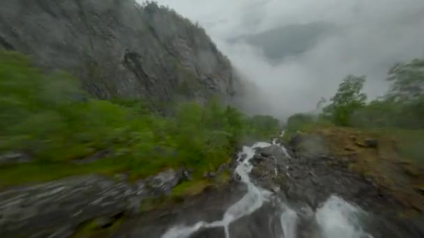 Volo Aereo Discesa Sulle Verdi Montagne Verso Una Mistica Cascata — Video Stock