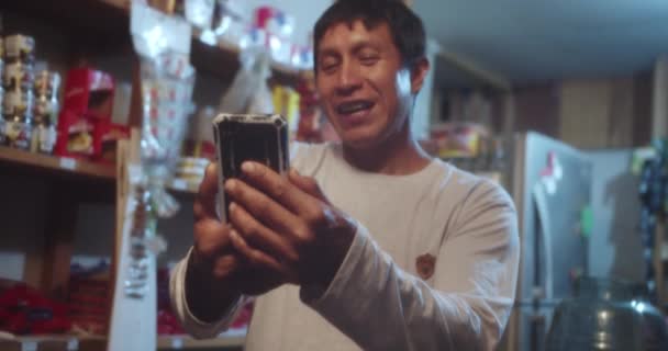 Primer Plano Del Hombre Hablando Sonriendo Por Videollamada Teléfono Celular — Vídeos de Stock