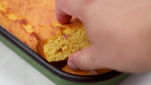 烘烤盘特写时切碎的玉米馅饼 — 图库视频影像