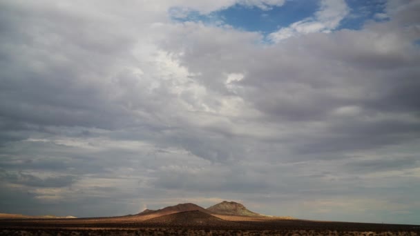 Смачний Хмарний Краєвид Над Сідницями Рівнин Пустелі Мохаве — стокове відео