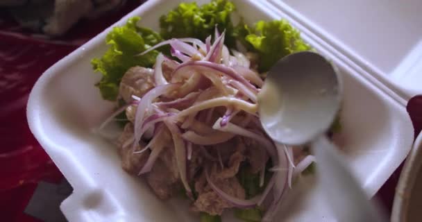 Close Van Peruviaanse Ceviche Schotel Met Rode Sla Leche Tigre — Stockvideo