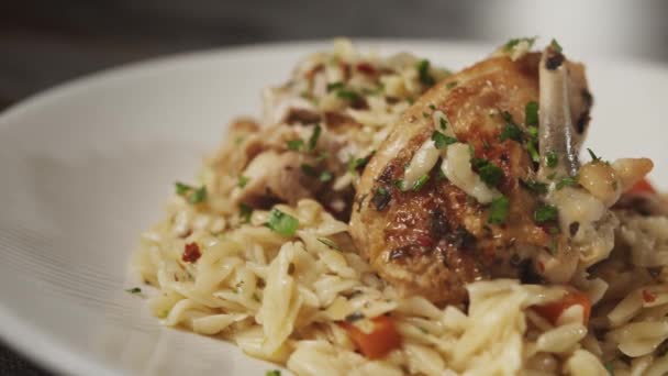 Вкусное Блюдо Курицы Орзо — стоковое видео