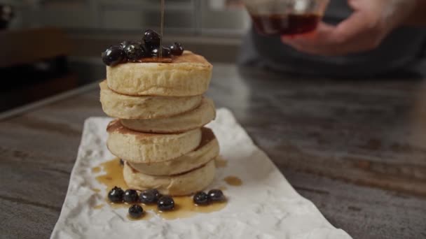 Maple Sirup Bliver Hældt Blåbær Stak Amerikanske Pandekager – Stock-video