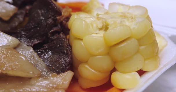 Close Maiz Peruano Elote Prato Carne Seca — Vídeo de Stock