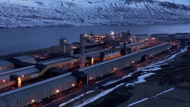 시설에서 알루미늄 아이슬란드의 레일을 생산하는 — 비디오