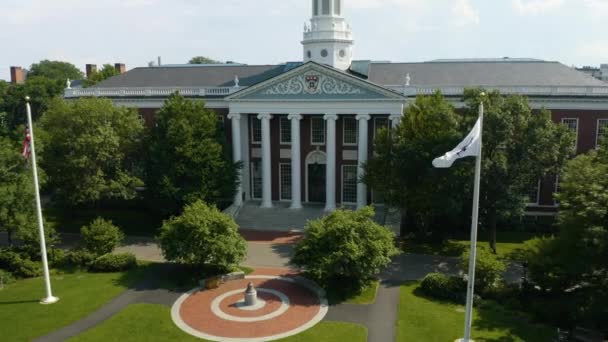 Pullback Aéreo Longe Harvard Business School Baker Library Dia Ensolarado — Vídeo de Stock