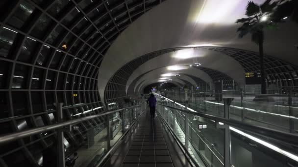 在泰国苏瓦纳巴机场一个废弃的国际候机楼内 一名男子站在自动扶梯中央的慢动作广角镜头 — 图库视频影像