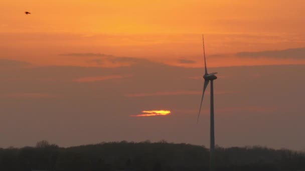 Zeitraffer Einer Windkraftanlage Vor Einem Wunderschönen Sonnenuntergang — Stockvideo