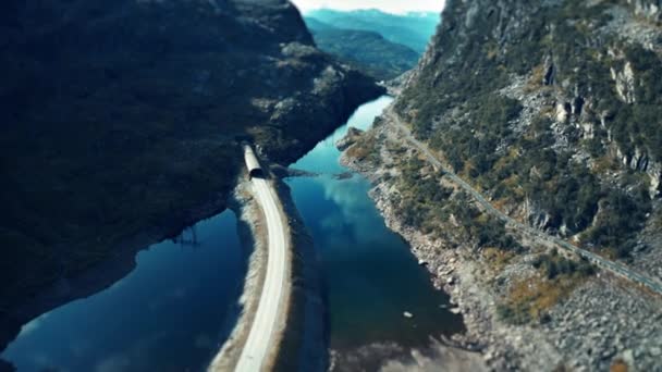 Вид Повітря Вузьку Дорогу Проходить Через Долину Веде Тунель — стокове відео