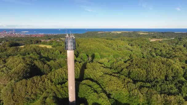 Vzdušný Výhled Věž Postavenou Zalesněné Oblasti Slunečného Letního Večera — Stock video