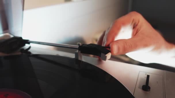 Zblízka Záběr Muže Ruce Použít Retro Vinyl Přehrávač Těšit Retro — Stock video