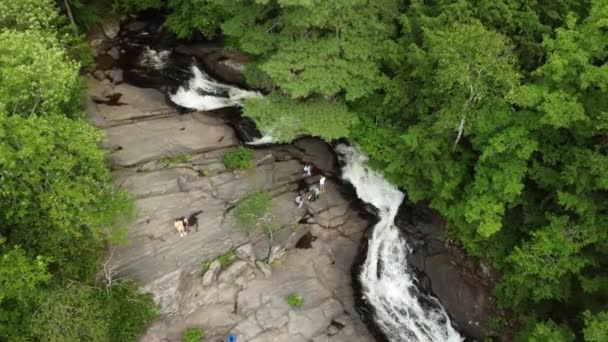 Vista Aérea Los Lugareños Relajándose Rocas Granito Junto Las Cataratas — Vídeos de Stock