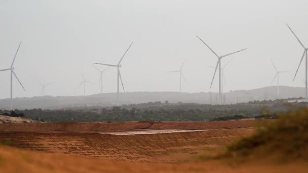 Windmolen Zandduinen Woestijn Zoom Windturbine Elektriciteit Generator Levering Aan Slimme — Stockvideo