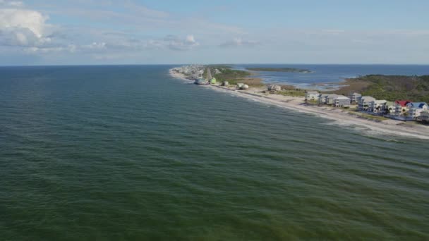 Aérea Península Delgada Entre Golfo México Una Bahía Con Casas — Vídeos de Stock