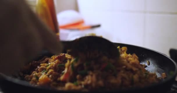 Смешивание Перуанского Блюда Arroz Chaufa Ковшем Сковороде Крупный План — стоковое видео