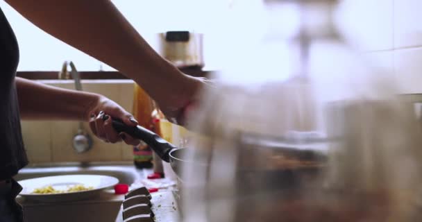 将秘鲁菜 Arroz Chaufa 和放在厨房煎锅里的勺子混合在一起 慢动作4K — 图库视频影像