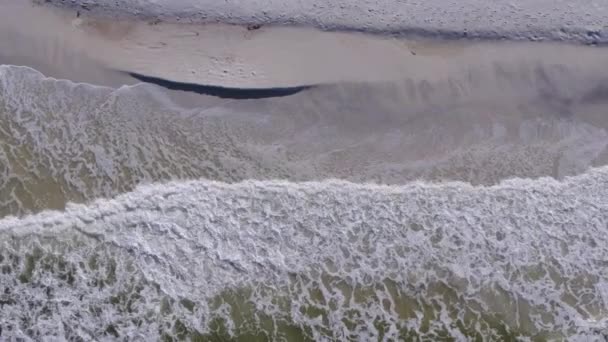 Imagens Aéreas Olhando Diretamente Para Ondas Rolando Uma Praia Areia — Vídeo de Stock