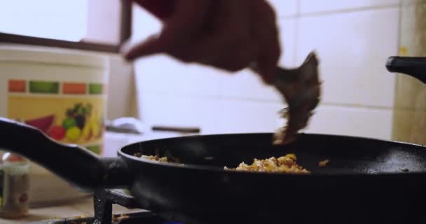 Смешивание Перуанского Блюда Arroz Chaufa Сковороде Крупный План Slow Motion — стоковое видео
