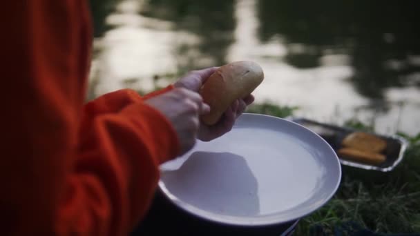 Detailní Záběr Dámu Plných Rukávech Šaty Řezání Hamburger Houska Zatímco — Stock video