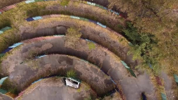 Vista Aérea Del Viejo Abandonado Vacío Laberinto Circular Aire Libre — Vídeos de Stock