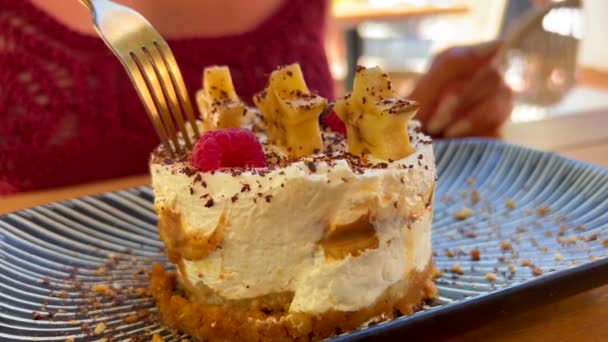 Comer Delicioso Pastel Banoffee Con Plátanos Estrella Virutas Chocolate Frambuesas — Vídeos de Stock
