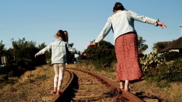 Moeder Moedigt Dochter Naar Lopen Evenwicht Haar Eigen Trein Tracks — Stockvideo