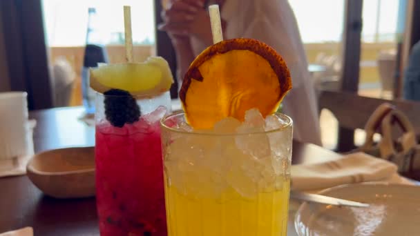 Pegar Delicioso Coquetel Frutado Verão Restaurante Desfrutar Bebidas Refrescantes Frias — Vídeo de Stock