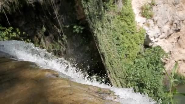 西班牙皮德拉修道院公园的白内障悬崖和悬崖的俯瞰 河床基岩和水滴 悬吊在岩石悬崖峭壁上的民谣 — 图库视频影像