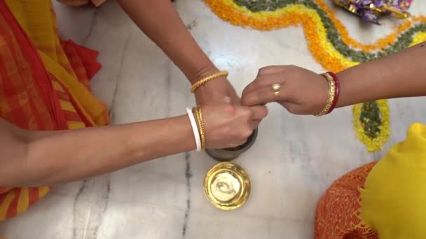 Закріплений Постріл Трьох Жінок Метушились Весільну Церемонію Обряд Традиційного Індуського — стокове відео