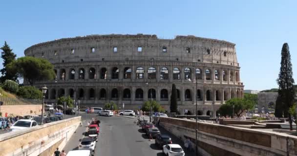 Tráfico Alrededor Del Coliseo Julio Roma Italia Vista Desde Lado — Vídeo de stock