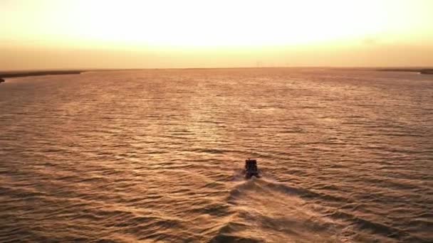 Speedboot Silhouet Cruise Tijdens Zonsondergang Gouden Licht Reflecties Het Water — Stockvideo