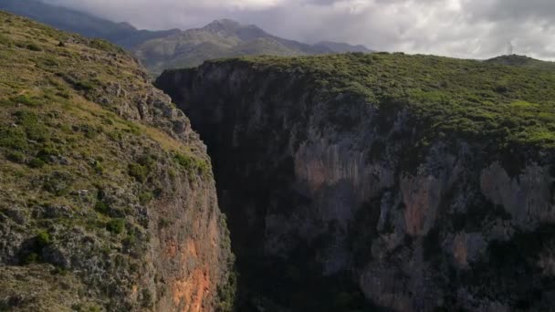 アルバニアのジッペ渓谷を飛びます 自然の中で壮大な崖や美しさ — ストック動画