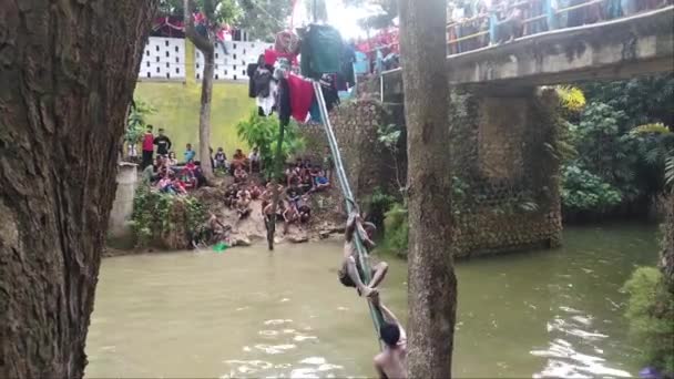 Central Java Indonesia June 2022 Panjat Pinang Greasy Pole River — Stock Video