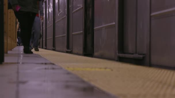 Nyc Subway Train Άνθρωποι Κατεβαίνουν Από Τρένο Νέα Υόρκη Επιβράδυνση — Αρχείο Βίντεο