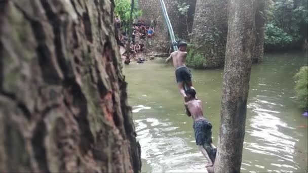 Central Java Indonesia June 2022 Panjat Pinang Greasy Pole River — Video