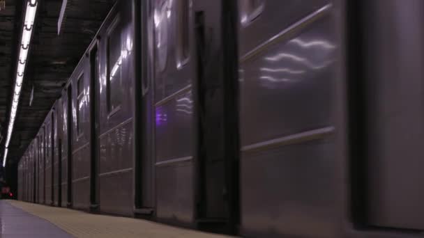 Στο Μετρό Της Νέας Υόρκης Φεύγει Τρένο Για Νέα Υόρκη — Αρχείο Βίντεο