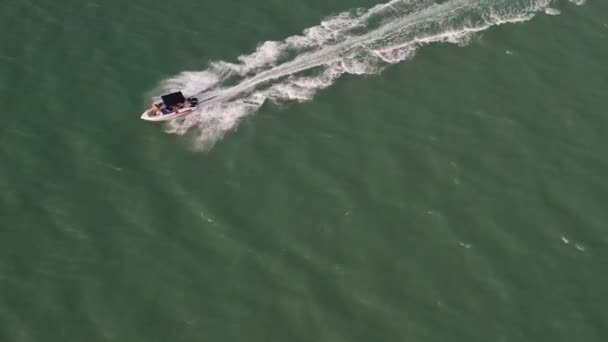 Topdown Follow Power Boat Speeding River Revealing Scenic Landscape Campinos — Stock Video