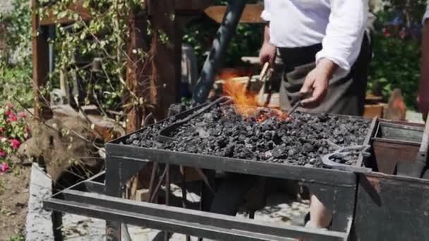 Blízký Záběr Uhlí Spaluje Hořáku Spáleném Uhlí Spatřen Neznámý Muž — Stock video
