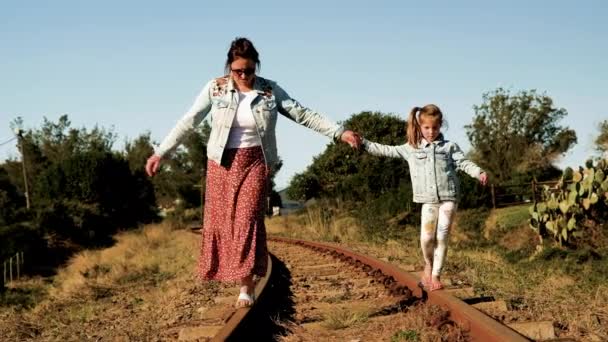 Мама Дочь Балансируют Железнодорожных Путях Создавая Воспоминания Лелеять — стоковое видео