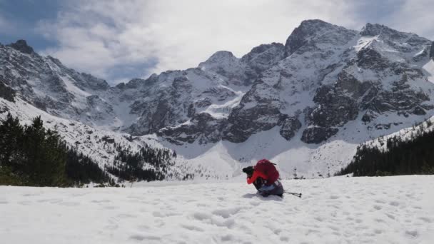 Flicka Tar Bilder Underbara Berg Landskap Snö Turist Fotografering Solig — Stockvideo