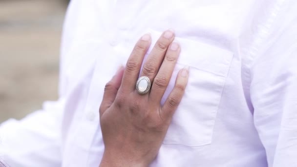 Soție Ținându Pieptul Soților Inel Jurul Degetului — Videoclip de stoc