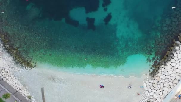 从上方俯瞰西班牙加尔普Pen Ifach后脚的紧凑型卵石海滩卡拉埃尔拉科湾 空中自上而下 — 图库视频影像
